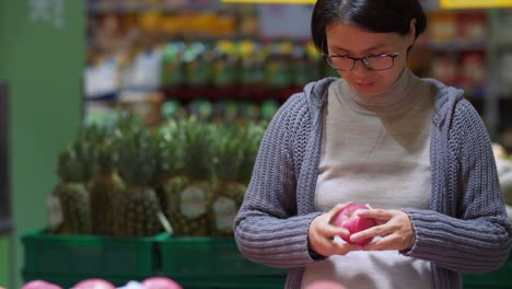 Schwangere-asiatische-Frau-einkaufen-auf-dem-Markt