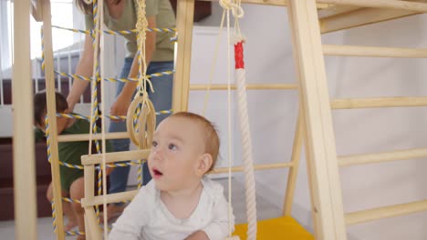 Asiática-mamá-que-cuida-de-los-niños-pequeños-jugando-en-el-gimnasio-en-casa