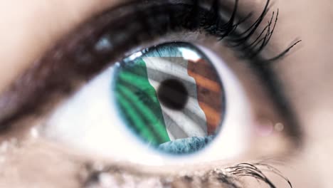 Frau-blaues-Auge-in-Nahaufnahme-mit-der-Flagge-von-Irland-in-Iris-mit-Windbewegung.-Videokonzept