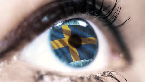 Frau-blaues-Auge-in-Nahaufnahme-mit-der-Flagge-von-Schweden-in-Iris-mit-Windbewegung.-Videokonzept