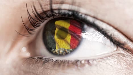 Frau-grünes-Auge-in-Nahaufnahme-mit-der-Flagge-von-belgien-in-Iris-mit-Windbewegung.-Videokonzept