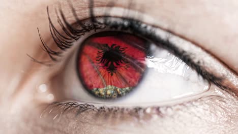 Frau-grünes-Auge-in-Nahaufnahme-mit-der-Flagge-von-Albanien-in-Iris-mit-Windbewegung.-Videokonzept