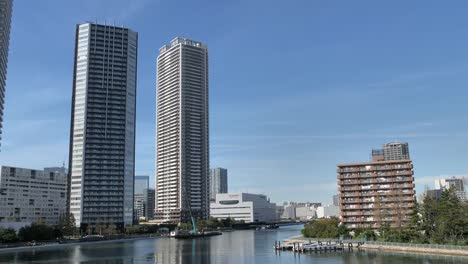 Zwei-der-vielen-Wolkenkratzer-Gebäude-in-Tokio