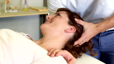 Physiotherapeuten,-die-eine-Patientin-Kopfmassage-verleihen