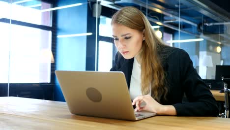 Verlust,-frustriert-angespannten-Frau-auf-Laptop