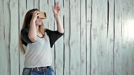 Junge-Frau-mit-langen-Haaren,-die-mit-Virtual-Reality-Brille