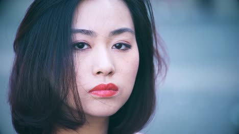 depressiv-und-ernste-Chinesin-in-der-Stadt:-Closeup-Portrait