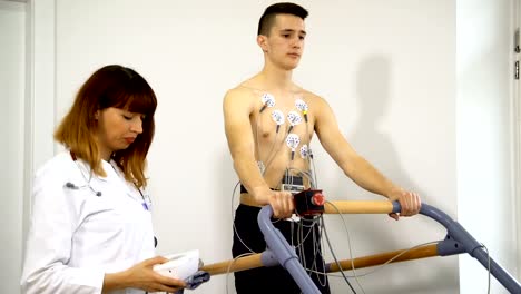 El-paciente-hace-electrocardiograma-durante-la-prueba-de-tensión