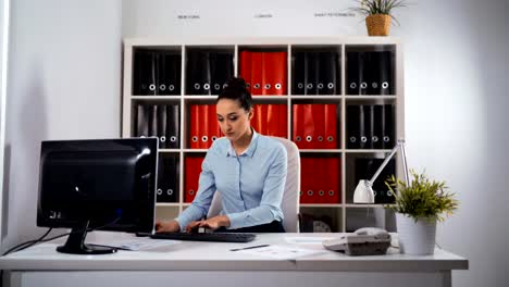 Geschäftsfrau-mit-Tisch-Computer-PC-arbeiten