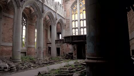 CLOSE-UP-Crumbling-Altarraum-und-Kirchenschiff-zerstörte-Heiligtum-in-der-Stadt-Methodist-Church