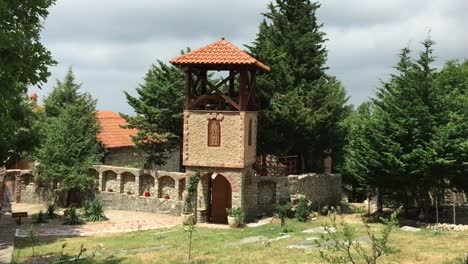 Rustovo-Kloster.-Innerhalb-der-Klosteranlage-gibt-es-eine-kleine-Kapelle-St.-Benedict-von-Nursia-gewidmet,-sowie-eine-neuere-Kirche,-die-heiligen-königlichen-Märtyrer,-die-Romanows-gewidmet.