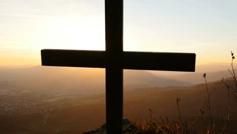 Crucifijo-en-montaña-durante-la-puesta-de-sol.-Naturaleza-y-tranquilidad.