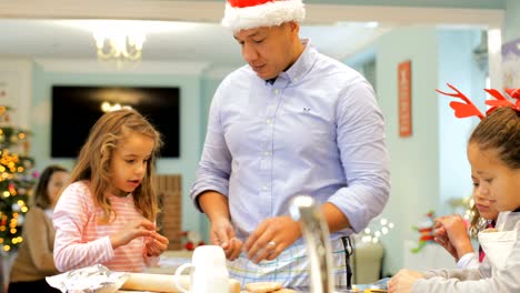 Hacer-galletas-de-Navidad-con-papá