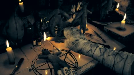 der-Magier-führt-eine-Ritual-mit-der-Voodoo-Puppe