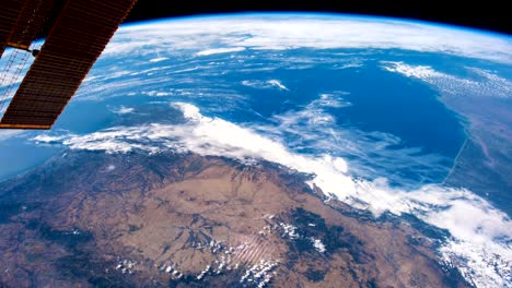 Planeta-tierra-vista-desde-el-la-estación-espacial-internacional-ISS.-Hermoso-planeta-tierra-observado-desde-el-espacio.-Lapso-de-tiempo-la-NASA-tiro-tierra-desde-el-espacio.-Elementos-de-este-video-por-la-NASA