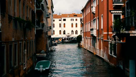 Blick-auf-den-venezianischen-Kanal-in-einer-schönen-Straße-im-italienischen-Stil