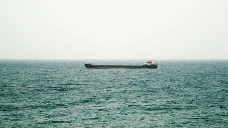 ein-riesiges-trocken-Cargo-Schiff-ist-neben-dem-Horizont-verankert.