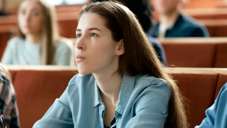 Hermosa-joven-escuchando-una-conferencia-en-un-salón-de-clases.-Grupo-diverso-de-estudiantes-Multi-étnico-de-estudio-en-la-Universidad.