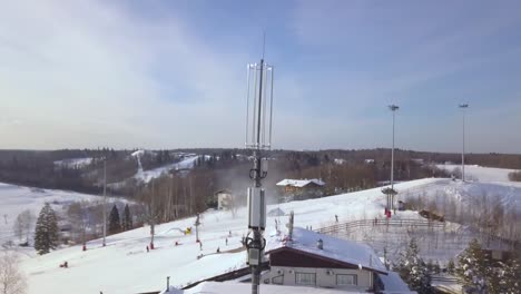 Hoher-Turm-mit-Antennen-für-mobile-Welle-im-Winter-Skigebiet.-Drohne-Blick-Handy-Kommunikation-Repeater-Antenne.-Handy-Netz-Antenne