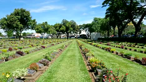 tiro-largo-1-de-2,-el-cementerio-de-guerra-de-KANCHANABURI,-allí-son-6.982-muertes-de-prisioneros-de-guerra-Confederada-en-la-segunda-guerra-mundial-en-Kanchanaburi,-Tailandia.