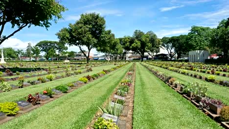 Long-Shot-2-2,-The-KANCHANABURI-WAR-CEMETERY,-dort-sind-6.982-Todesfälle-der-konföderierte-Kriegsgefangene-des-zweiten-Weltkriegs-in-Kanchanaburi,-Thailand.