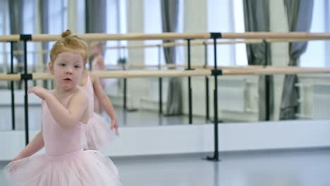 Aktive-Mädchen-in-Ballett-Klasse