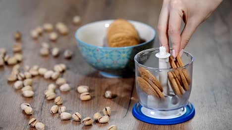 Casera-de-la-hornada.-Galletas-picadas-en-una-licuadora.