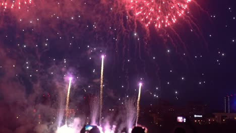 Eine-Gruppe-von-Menschen-sind-glücklich-in-einem-schönen-Feuerwerk.-Slow-motion