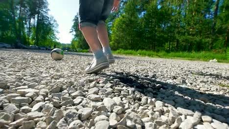 Gruppe-von-Jugendlichen-laufen,-nachdem-der-Ball-Hof-Fußballspielen-am-Sommertag-im-park