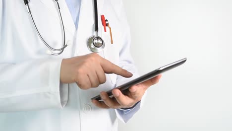 Arzt-mit-Tablet-zum-Surfen-Informationen-im-Krankenhaus