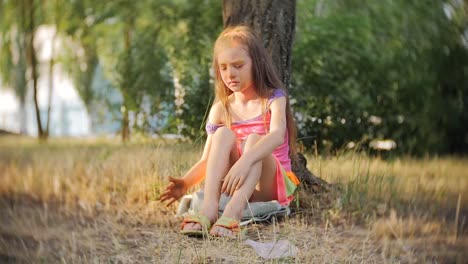 Kleine-Mädchen-Weinen,-sitzt-in-einem-Baum-auf-das-fest-der-Farben-Holi