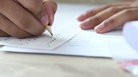 Nota-estudiantes-asiáticos-en-el-portátil-mientras-se-aprende-estudio-en-línea-o-e-aprendizaje-mediante-ordenador-portátil.-Mujer-de-negocios-de-la-escritura-para-la-planificación-de-trabajo-en-la-oficina-de-mesa-de-madera.-Estudiar-en-el-concepto-de-