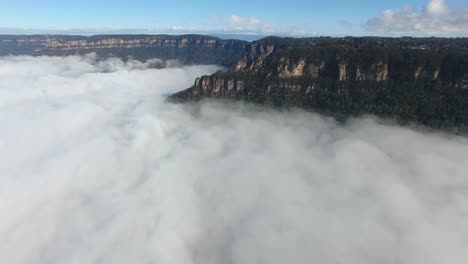 Imágenes-de-Drone-volando-sobre-las-montañas-azules,-Australia