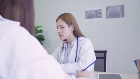 Professional-Asian-doctor-medical-professionals-team-brainstorming-in-a-meeting.-Team-of-healthcare-workers-discussing-in-boardroom-at-hospital.-Health-care-and-assistance-concept.