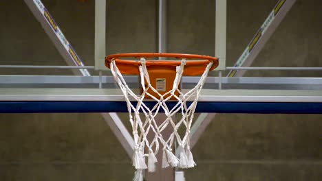 Leute-Ausbildung-Basketball-Freiwurf-und-nicht-schlagen.-Basketballkorb-hautnah.-Flache-Ebene.-Vorderansicht