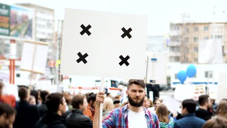 Stadtrallye-auf-der-Straße.-Mensch-über-die-Demonstration-im-Freien.-Bildnis-eines-Knaben.