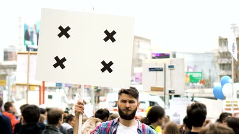 Chico-busca-atcamera-y-sonrisas-en-la-manifestación.-El-hombre-se-ríe-de-rally-4k.