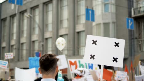 Mann-bei-politischen-Treffen-mit-Banner-mit-Punkten-für-die-Verfolgung,-um-den-Raum-Text