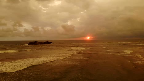 El-vuelo-sobre-el-océano-hermoso-en-el-fondo-del-atardecer