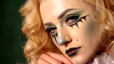 Close-up-Gesicht-eines-Mädchens-mit-hellen-Make-up-für-Halloween.-Close-up.