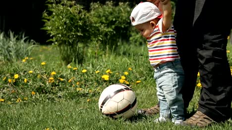 Vater-lehrt-seinen-Sohn-Fußball-spielen.