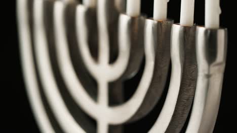 Nahaufnahme,-flacher-Schärfentiefe-Bereich-Tilt-Schuss-von-Silber-Menorah-schräg,-mit-weißen-Kerzen