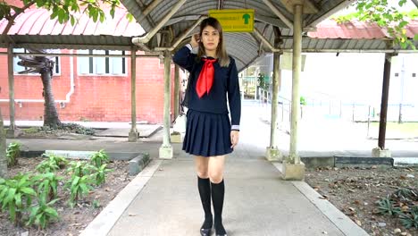 Frau-mit-japanischer-Student-Kleid