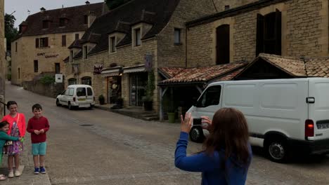 Madre-de-tomar-una-foto-con-su-smartphone-como-ella-vacaciones-en-Beynac,-Francia