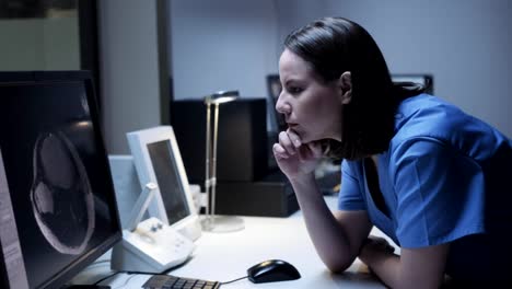 Trabajadora-de-la-salud-en-Hospital-con-computadoras-y-equipo