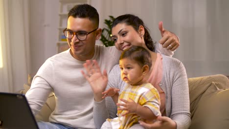 Familie-mit-Tablet-pc-mit-video-Anruf-zu-Hause