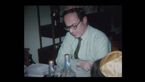 1971-Mann-liest-aus-Haggada-Familie-am-Pessach-seder