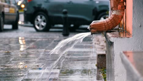 Pipa-de-agua-durante-la-lluvia