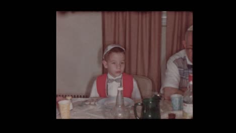 Joven-judío-pide-las-cuatro-preguntas-en-el-Passover-Seder-1956