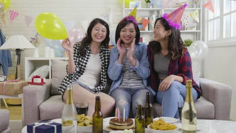 Haus-Geburtstag-Party-junge-Frauen-zu-Hause